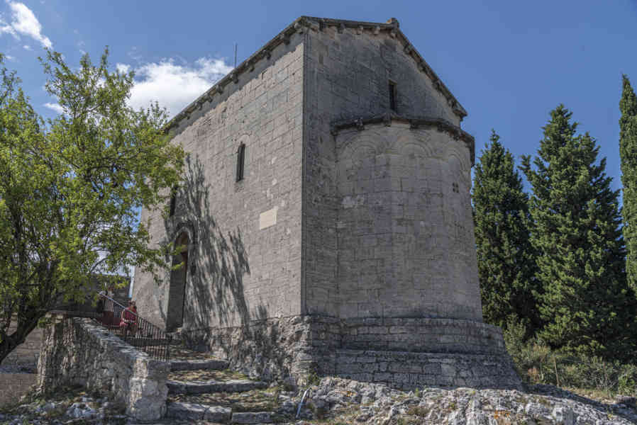 Francia - Villeneuve Lez Avignon 015 - fuerte Saint-André - capilla de Notre-Dame de Belvezet.jpg